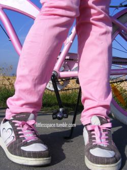 littlesspace:  Today I took a ride on my bike in diapers. I love my pink bike. And I love diapers. 