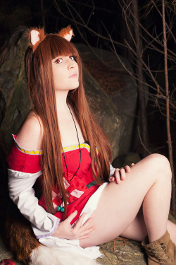 Foxy-Cosplay:  It’s #Animonday On Cosplaydeviants So Have Some More Holo Cosplay.