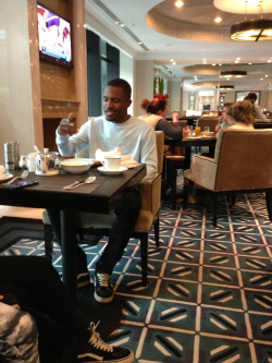 honey-dripped:  trapqueenbarbie:  living-parad0x:  fuckyestacobennett:  Frank chilling, eating, not worrying about the album…   Boy needs to get it together  🇨🇺  I’m pissed
