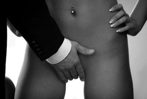 youshallbespanked:  black-sapiosexual:  One good helping hand deserves another. 
