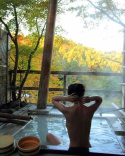 Japanese onsen, via oguro.keita  栃木県 塩原・新湯温泉「渓雲閣」男女別の露天風呂ですが、宿泊すると貸切露天として利用できます。  