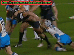 notashamedtobemen:  A rugby opponent tackles Trent Waterhouse, gets a face full of ass, and then puts his hand on a bare butt cheek. Visit sportsmennaked.tumblr.com and notashamedtobemen.tumblr.com .   QUE RICOOO!!!