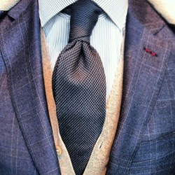 cifm:  Many ppl seem to believe that a Windsor knot is always the way to go but if you look at most of the highly touted stylish gents you will hardly ever see one. Give a double four-in-hand a try, it goes with any collar and any tie size.   #Ties #MenWi