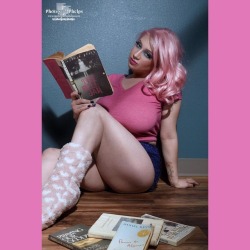 Curves and Brains  as Lolita @la.la.lolita  gives a peek inside with a sample of her favorite reads . #pinkhair #thickthighssavelives #photoshootideas #photosbyphelps #lolitamarie #thereadingwomen #readingrainbow #volup2 #curve #baltimore #glasses Photos