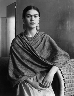 birdsong217:  Imogen CunninghamFrida Kahlo, 1931.