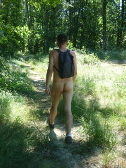 moi en randonu en forêtme, hiking nude in forest