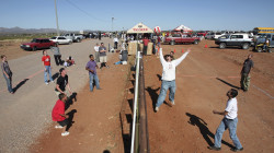 paintmefiftyshadesofgreen:   kantamizuno:  stunningpicture:  Americans and Mexicans playing volleyball over the border in Arizona  This is fucking awesome.  I love this holy shit 