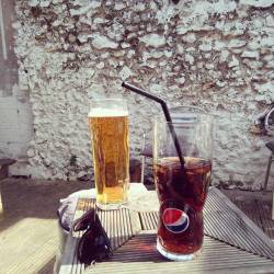 Sunniest day ever!  #beergarden #britishsummer #drinks #sunny #sunglasses  (at The Queens Head, Downe Village)