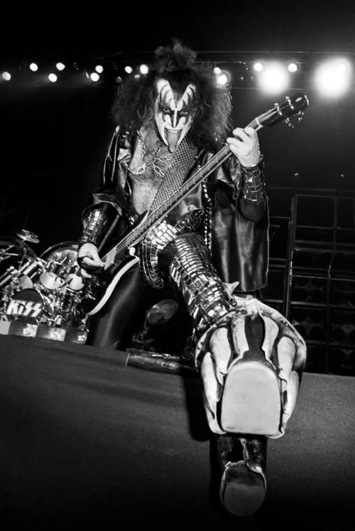 kiss-songs-explained:  Gene putting his best foot forward in 1977, photo by Lynn Goldsmith