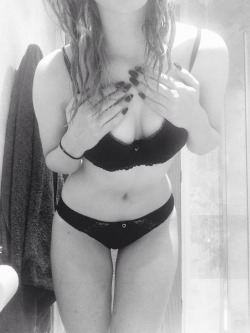 plaguedromance:   All black erythaaanng ✌🏻️🌸   Send in submissions!mostlyamateurs@yahoo.comSnapchat and Kik:Mostlyamateurs