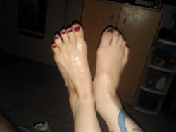 piercedfootgoddess:  cummy toes 