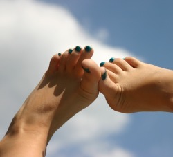 barefeetgirls:  Sexy Bare Feet Reblog..Follow..Submit