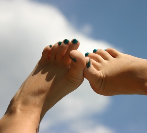 barefeetgirls:  Sexy Bare Feet Reblog..Follow..Submit Send photos to - Barefeetgirls@gmail.com http://barefeetgirls.tumblr.com 