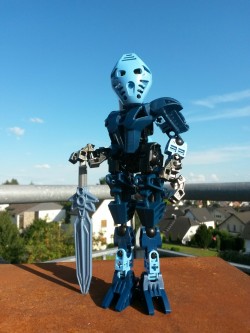 just-a-drawing-cat:  A toa of water. I like this one :) i took the torso from a moc i saw a while back, but i cant remember which one so sorry creator :C dark blue and light blue work great! also, knight kingdom swords are lovely for bionicle, thats for