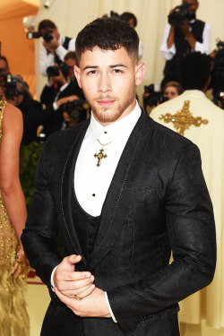carpetdiem: Nick Jonas attends the ‘Heavenly Bodies: Fashion &amp; The Catholic Imagination’ Costume Institute Gala at The Metropolitan Museum of Art in New York City (May 7, 2018).