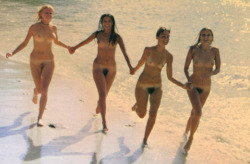 groupofnakedgirls:  Want to see more groups