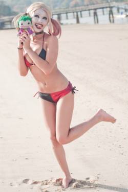 sakafai:  Harley Quinn playing on the beach!