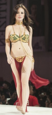 vixensjourney: subcaptivated:   slavegirldiana:   thegorean:  kajira  Sexy harem slave outfit! i love it.   Vixen, we need to start attending these fashion shows.   We do! I love her outfit. 💜 