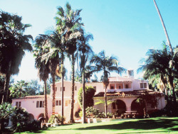 hollywoodlady:    Jayne Mansfield’s Pink Palace   In November 1957, shortly before her marriage to Mickey Hargitay, Mansfield bought a 40-room Mediterranean-style mansion formerly owned by Rudy Vallée at 10100 Sunset Boulevard in Holmby Hills, Los