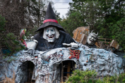 mendelpalace:  The Witch’s Cave, a haunted house in the now abandoned Japanese theme park, Nara Dreamland.  The park was opened in 1961 by Matsuo Kunizo, a kabuki actor and theme park tycoon, as an attempt to emulate Disneyland in Japan, featuring