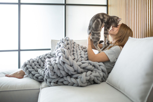 mymodernmet:Ultra-Cozy Giant Knit Blankets Are Made Without Any Knitting Needles Necessary