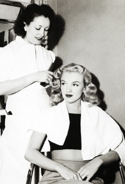 missmonroes:  Marilyn Monroe gets her hair done by Columbia’s stylist Helen Hunt c. 1948 