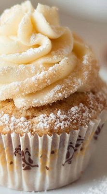 fullcravings:  Streusel Topped French Toast Cupcakes with Maple Buttercream
