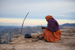 vivirenmexico:  Mujer Taraumara  Los Tarahumara como se llaman a sí mismos “Rarámuri” (los de los pies ligeros) son una tribu indígena nativa que ha escogido vivir apartada de la cultura occidental moderna en la Sierra Madre Occidental.