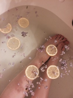 palepeechprincess:  took a lemon and lavender bath 🌸🍋