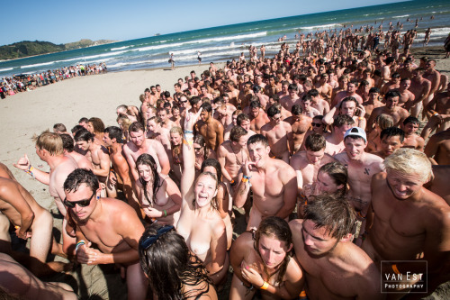 thenudecity:  Cloudy skies did not deter just over 500 people from stripping off in Gisborne to break the world skinny-dipping record. The record, which stood at 413, was broken by 506 revellers at Midway Beach on Sunday afternoon, organisers BW Camping