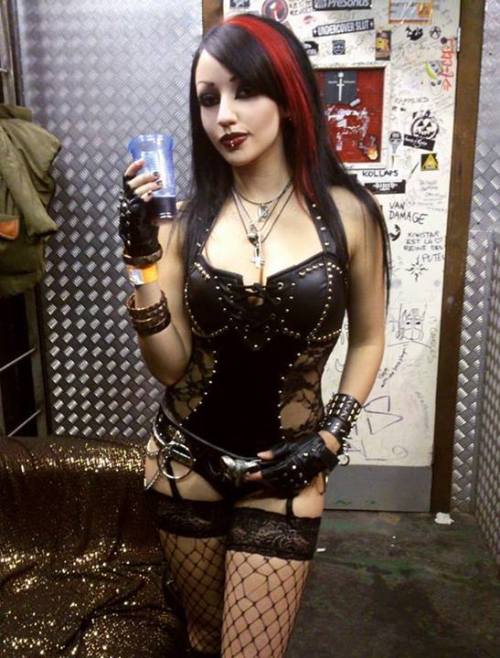 ^That, right there? Is what I aspire to be. Gothy, healthy, and coated in leather, lace, and fishnet. Ooh yes.