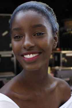 unphazedcat:  americanxmuscle:  unphazedcat:  i support the gradient lip on black girls movement  Omg look at the lazy eye on the one in the middle hahahahaha  Actually thats just a eyelash that was put on a bit wonky by the makeup artist im assuming.