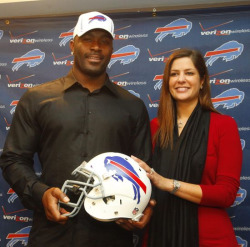 kickoffcoverage:  - BILLS DE MARIO WILLIAMS SUING EX-FIANCE TO GET BACK ENGAGEMENT RING WORTH 辱,000 - Buffalo Bills defensive end Mario Williams is suing his former fiancée in Texas in order to get back a 辱,000 engagement ring.Attorneys for Williams