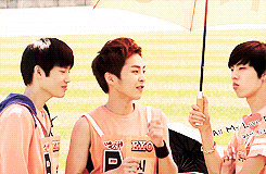 minseoked-blog:  minseok having a serious conversation with junmyeon and dongwoo while nosepicking. 