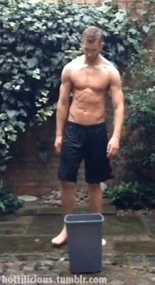 Calvin Harris shirtless doing the Ice Bucket Challenge 