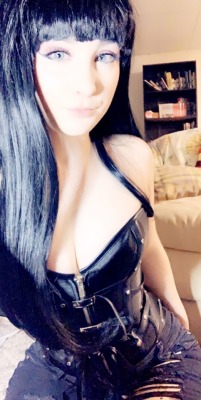 keepitta-secrett:  Was brushing out my wigs while I was waist training, so here’s my new corset   So fucking beautiful