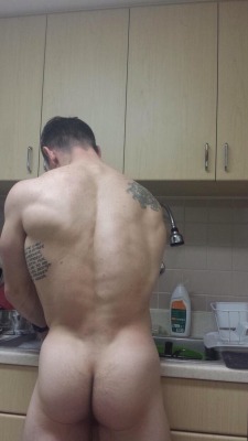 darkmythology:buddbutt:  washing dishes  Man…I want to fuck that ass