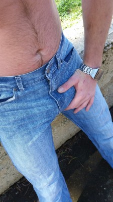 daddy-piss:  As requested. Pissing in jeans 