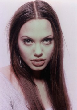 oqvpo:  Young Angelina Jolie  