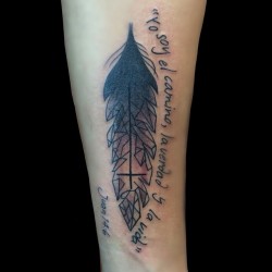 #Tattoo #tatuaje #ink #brazo #pluma #geometric #geometrico #plumageometrica #negro #black #tattooblack #blacktattoo #versículo #juan146 #cruz #venezuela #lara #barquisimeto #gabodiaz04