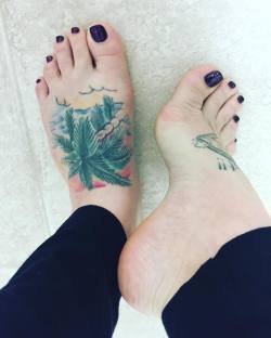 pipersweetfeet:  Man, it has been a really long time since I’ve posted a Happy #fuckmyfeetfriday !!