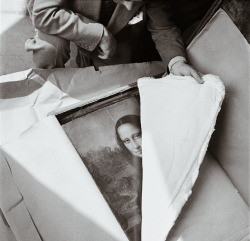 minardil:   Unpacking Mona Lisa at the end of World War II (1945) 