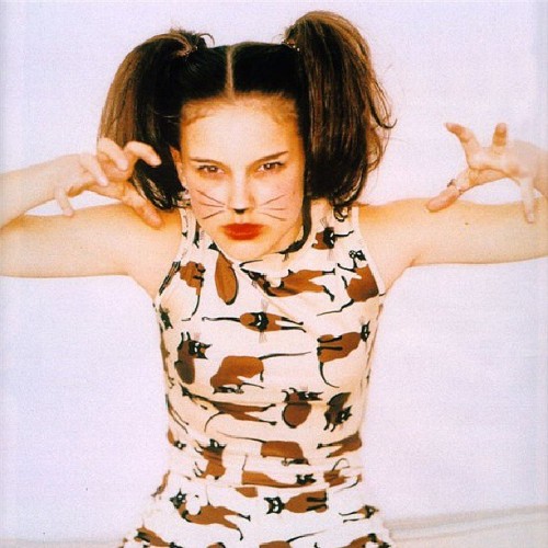 #NataliePortman photographed by #EllenvonUnwerth in #1996 / #cats #cat #kitty #celebs #celebrity #photography