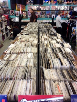 Digging for 45&rsquo;s REALNESS @  Rock'n'Roll Heaven, Orlando Florida.