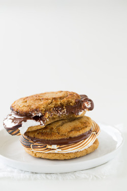 fullcravings:  S’mores Cookie Sandwiches
