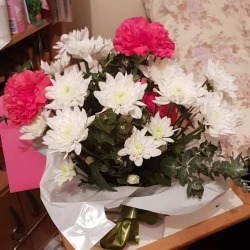 When ya man is literal #boyfriendgoals  Got these from @robdog1175 for what we have dubbed our &ldquo;Mini-versary&rdquo;. 😍💕💐  #boyfriend #love #mylove #flowers #miniversary #pinkandwhite #delivery #monamour #myheart #cute &amp; #thoughtful