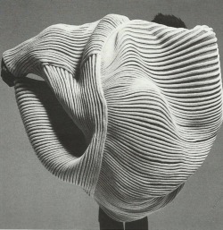Issey Miyake SS 1985 - http://anatomika.net/tag/avant-garde/