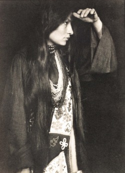  &lsquo;Zitkala-Ša, a Yankton Sioux Native American woman who made her mark as a champion of Native American rights and as an accomplished author and musician. She and her husband, Raymond Bonnin, founded the National Council of American Indians in 1926