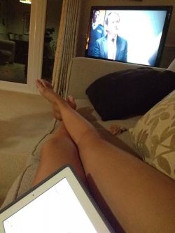 invaderzimgirl1:  invaderzimgirl1:  Watching tv and Internet shopping  Its hard to watch tv when i throw my head back and start moaning lol  Beautiful view , great legs, beautiful feet