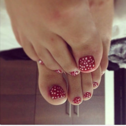 footer:  Lindos deditos de @bibijojana01 #beauty #beautyfeet #feet #toes #toejob #toenails #redtoes #footjob #pies #lindospies